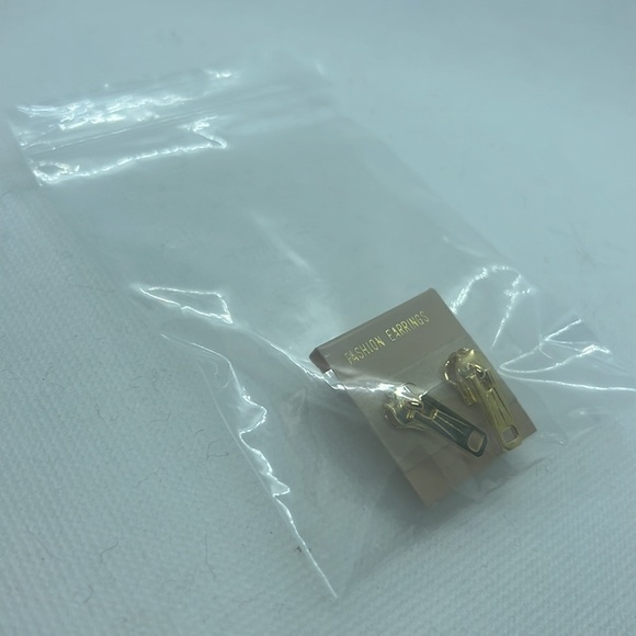 VINTAGE ZIPPER EARRINGS PIERCED POST NEVER USED GOLD TONE COSTUME JEWELRY - Picture 9 of 9